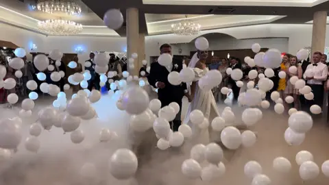 Bajkowy pierwszy taniec przy wybuchowych balonach 🎈 #ballons #wedding #slub #wesele #pierwszytaniec #balonypierwszytaniec #balonywesele #wybuchowebalony #ślub 