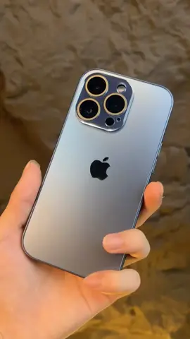 Eu descobri a capinha perfeita para o meu iPhone!🤩 Ela é idêntica ao fundo fosco do iPhone, possui proteção completa das lentes e nao e de vidro, ou seja, é flexível e não quebra! Garantindo segurança total. Com ela você nem sente que está usando a capinha, é incrível! E melhor ainda, comprei pelo valor promocional. Gostou da dica? Clique em 