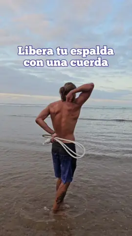 Esta práctica es una pasada. Quieres que te de el video de mi programa en el que te enseño a hacer este movimiento perfectamente? Escribe CUERDA y te lo paso. Una simple cuerda y saber moverte con ella va a hacer que movilices todo tu cuerpo. Va hacer que lubriques todas tus articulaciones. Que aprendas a usar todo tu cuerpo al moverte. Que trabajes tus cadenas musculares. Y así liberar tu cuerpo. #ropeflow #flow #entrenamiento #movimiento #natural #humano #vidasctiva #sedentarismo #calidaddevida