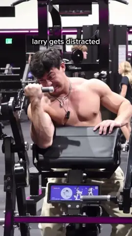 Larry distracted by togis gyno #togi #larrywheels #gymbro #GymTok 