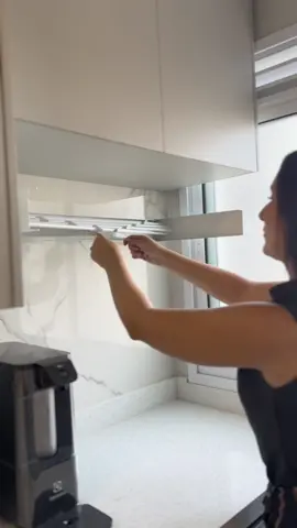 𝐕𝐚𝐫𝐚𝐥 𝐦𝐚𝐠𝐢𝐜𝐨 • Uma opção clean, discreta e bem prática pro dia a dia! Você teria um desse? #varalmagico #areadeservico #varal 
