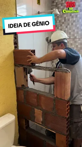 IDEIA DE GÊNIO 😲 box de tijolo e porcelanato, barato e seguro! Diga adeus para cortinas, vidro embaçado e sujo no box do banheiro. Essa ideia traz segurança, privacidade e utilidade com os dois nichos.  E para realizar esse trabalho aproveitamos o MEGA FEIRÃO de pisos, porcelanatos e revestimentos da @Chatuba , com parcelamento em até 10x sem juros e produtos a pronta entrega. Ficou fácil construir e reformar! Agora confira como fizemos esse box usando tijolos e porcelanato!