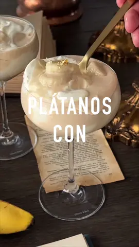 Plátanos con crema, el postre que es realmente sencillo de hacer y perfecto en sabor para cualquier ocasión🍌🤍 #cocinaconricardo  — Lo que necesitas: ● Ingredientes: ○ 2-4 plátanos (maduros pero no demasiado suaves) ○ 1 lata (225 g) de media crema (refrigerar la lata mínimo 24hrs antes de usar) ○ 100 g de leche condensada (puede ser más o menos, modifica a tu gusto) ○ 1 cucharada pasta o extracto de vainilla ○ 1 L de crema para batir ● Procedimiento:  ○ Corta los plátanos en rodajas. ○ En un bowl mezcla la media crema fría con la leche condensada. Agrega las rodajas de plátano y mezcla. Lleva al refrigerador. ○ Levanta la crema para batir con la vainilla en la batidora, hasta lograr picos suaves. ○ En tus copas o tazas favoritas, empieza colocando los plátanos con crema y arriba un poco de crema batida. Y así hasta llenar.  ○ No olvides servirlo frío y ¡disfruta!  #platanos #platano #platanosconcrema #crema #shotoniphone #banana #bananas #storytelling #postrescaseros #recetasfaciles 
