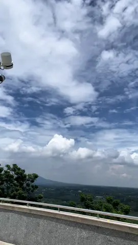 Đàn ông dù có giàu có đến đâu, thành đạt tới cỡ nào, ăn chơi ra sao, đã từng đốn đổ và qua đêm với bao nhiêu người phụ nữ, thì cũng nên chọn cho mình một người đàn bà vì yêu thương mà ở lại bên cạnh lúc khó khăn. Bởi vì đời thì nhiều thứ phù du, hôm nay thành đạt đó, hôm nay giàu có đó, bạn bè đó, gái gú đó, nhưng ngày mai lỡ 2 bàn tay trắng, thì còn lại được gì? Đời, chẳng ai học được chữ ngờ đâu. Khi bạn có tiền, bạn có thể mua được tất cả. Mua được bạn bè,mua được những mối quan hệ, mua được một con đàn bà đẹp đẽ đi bên cạnh mình, mua được cả những đêm giường chiếu thăng hoa. Nhưng bạn chẳng thể mua nỗi một người phụ nữ vì yêu thương mà hy sinh cả cuộc đời bên bạn, an ủi bạn lúc khó khăn, mỗi chiều chờ bạn về bên mâm cơm nóng hổi. Con người ta, cần nhất trong cuộc đời là một người có thể nắm tay và đi đến cuối con đường, dù con đường đó gập ghềnh và lắm sỏi đá gian nan...