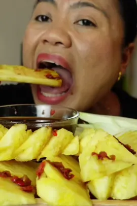 pineapple with spicy sauce #mukbang #asmr #fyp 