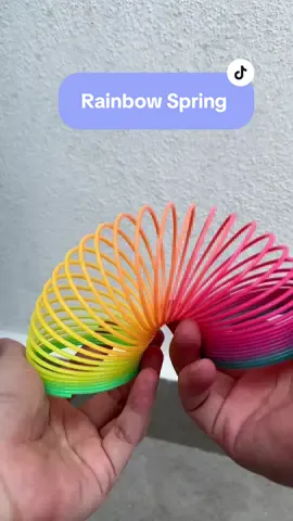 Good for sensory, and it’s fun..🙌🏻 can learn so much trick and good for creativity.. #rainbowspring #rainbowspringtoy #magicspringtoy #spring_fun_toy #springtoy #springtoys 