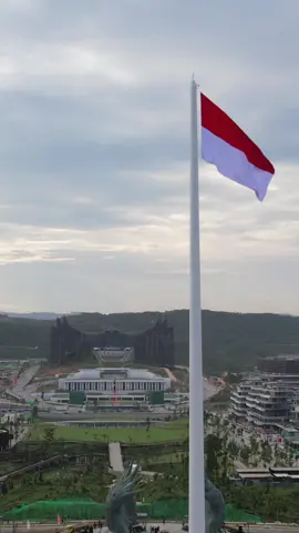 Bendera terbesar dengan pemandangan Ibukota Negara . . #hutri79 #hutri #indonesia #ibukotanusantara #ikn #istanagaruda #kaltim #jakarta #independenceday #garuda #indonesia🇮🇩 #indonesiamaju 