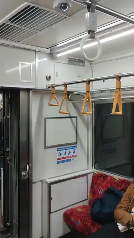 sebuah perjalanan malam yang syahdu #keretaapiindonesia #keretaapi #indonesiarailway #kaicommuter #krlcommuterline #jr205 #jr205series 