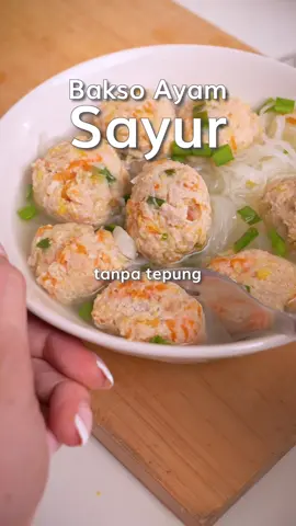 Cara unik masak sayur daripada boring, mending dijadiin bakso. Tinggi protein dan serat dalam 1 menu RESEP: Untuk 4,5 porsi 500 gr Paha ayam fillet, buang kulit. Giling Atau boleh beli langsung aja ayam giling 200 gr wortel 150 gr jagung 3 siung Bawang putih  40 gram daun bawang ¾ sdt garam ¾ sdt kaldu ayam bubuk 1 butir telur, putihnya saja merica Untuk kuah: 3 siung bawang putih, geprek cincang halus 20 gram daun bawang, cincang Garam merica kaldu bubuk untuk koreksi rasa Kenapa bisa rendah kalori? 1. Pake daging ayam yang lebih rendah kalori dari sapi 2. Nggak pake kulit, tetap gurih soalnya pake paha ayam 2. Tidak pake lemak dam minyak dalam pemasakan kuah. Yuk recook… #menudiet #bakso #resepdiet 