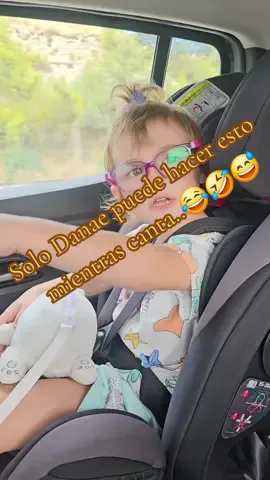 En mitad de la canción se fija que papá tiene una caca de pájaros en el cristal jajaja y se lo dice,pero luego sigue cantando como si nada,yo me parto con ella #esqueesunica #fyppppppppppppppppppppppp #papahayunacaca #parati #viralvideo #mirarlamitaddelvideo #verhastaelfinal #esunica #meparto 