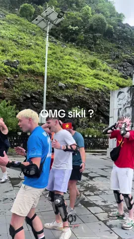 First time experience of foreign visitors in Ha Giang . Oh my god what skill is this? #adventure #viral #top #hagiangloop #backpacker #hagiangtravel #vietnam #JasmineTours 