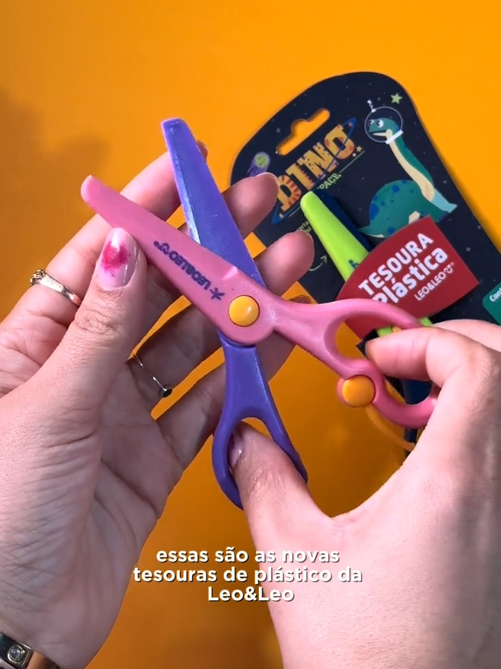 Qual tesoura plástica você gostou mais: dino ou fundo do mar? ✂️🦕🐋  Conta pra gente! Muito mais segurança na hora de recortar, leve já! 💗 #leoeleo #tesoura #materialescolar #educaçãoinfantil #tesourasegura #tesouraplástica