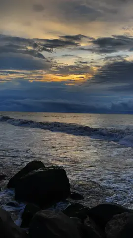 Bahkan ketika kita sudah mulai lupa,ada saja cara semesta membuat kita teringat dia kembali.. #4u #lagutimur