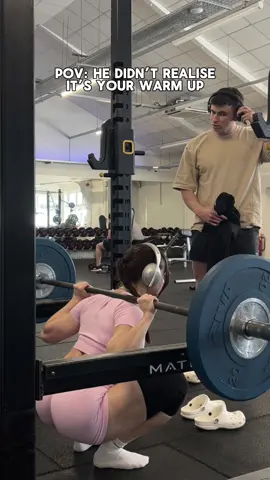 so you’re saying I look like 1 plate is my max? 😫😔 wearing @DFYNE impact in light rose pink 🌸💖 dc: ECILA #gymmemes #gymcouple #gymhumor #couplegoals #strongwomen #girlpower #lifting 