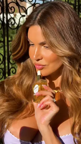 @Negin Mirsalehi applies Honey Infused Hair Oil for the ultimate, honey-kissed, golden locks with 143% more shine 🍯🎀✨ #gisou #honeyinfused #haircare #hairoil #Summer 
