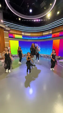 Un placer bailar contigo @Janeth Briceno , mis amigas y yo la pasamos increible , gracias por siempre ser tan linda persona conmigo y con mi familia 💕💫 Coreografía: @Emir Abdul Gani  #unavueltica #babysalome 