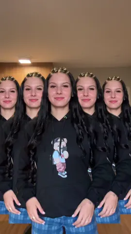 alguma dancinha eu tinha que fazer KKKKKKKK