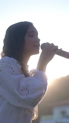 O único Senhor e rei , Rei da Glória 🙏🏻🤍 Compartilho com vocês mais uma guia do meu DVD Cura, o nome desse louvor é #SenhorÉRei! Assista agora no canal do YouTube! Já está disponível.  Santo És , Santo És Jesus  Santo És , Santo És Jesus