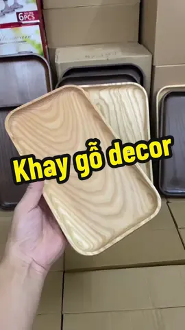 Khay được làm bằng gỗ sồi.  Được sơn lót kĩ càng, chống thấm. Không bị nứt hay mốc khi sử dụng. Dễ dàng vệ sinh và cực kì bền. Mẫu có 4 size kích thước khác nhau và có hai màu. Màu sẫm và màu vàng.  #khaygodecor  #decor #honatongkholycocthuytinh 