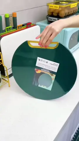 Thớt tròn này có hình thức đẹp, sử dụng được cả hai mặt, chống nấm mốc, dễ lau chùi, có thể treo hoặc dựng đứng để cất giữ, đẹp và dễ sử dụng!! #thotbepcothanhtreo #tienich #giadungnhabep #thietthuc #jizonguyen 