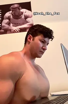 #onthisday @Noah_the_fox #chestday #pectorales #fitnessmodel #fypシ゚viral #typewriter #chestbounce 