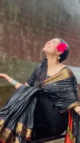 হৃদয়ের কথাগুলি শীষ দিয়ে ডাকছে 🖤🌺