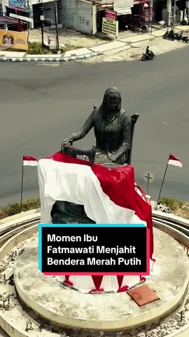 Momen Patung Ibu Fatmawati menjahit bendera merah putih di Bundaran Bengkulu. #bengkulu #hutri #DirgahayuIndonesia #HutRI79 #fyp #merahputih #fatmawati #benderamerahputih 