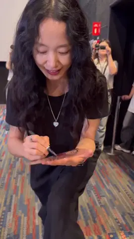 Oh, to be this close to Jeon Do Yeon while getting her autograph. 🥹💛 ©️shkdj_ #JeonDoYeon #전도연 #fyp #fypシ゚viral #fanservice #revolver 