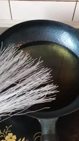 Satisfying Crispy Noodles 🍜 #crispynoodles #noodles #satisfying #oddlysatisfying #asmr #fyp 