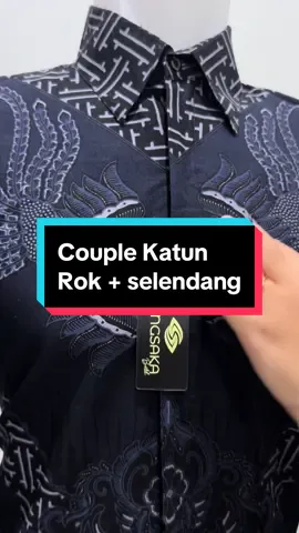 New arrival !! Batik couple katun premium Bahan katun mandalika dilapisi furing hero yang menyerap keringat. Rok model lilit diserta selendang cantik 😍 #sangsakabatik #batikcouple #batikkatun #batikcouplepremium #rokselendang #roklilit #fyp 