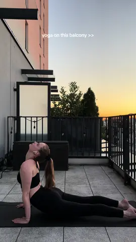 kocham to mieszkanie całym sercem 🥹 #yoga #joga #view #sunset #balcony #warszawa 