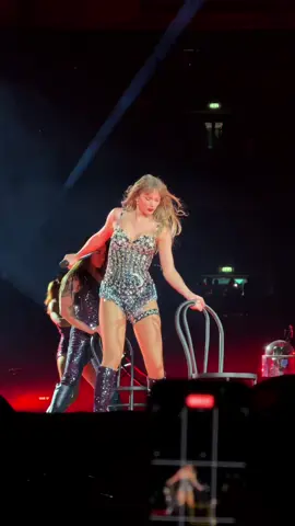 I can’t gatekeep this video 🥹🥹🥹 #TSTheErasTour #wembleytstheerastour #vigilanteshit @Taylor Nation @Taylor Swift 