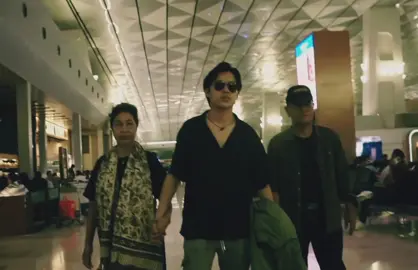 rony ke bandara di antar mama yati dan papa aron ♥️  #ronyparulian 