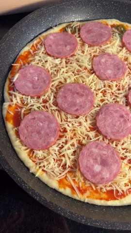 Per kete pice kam perdorur sallamin turist nga @balcanzoofarm.shpk  Per brumin per dy tepsi dmth dy pica  1luge maja 1 luge kafe sheqer  300 ml uje  Kripe  500 gr miell  2 lugë vaj ulliri  E le 1 ore te pushoje brumi  Pas nje ore e hap Pete  Mbushja  Salce domate ku kam shtuar erza si Rigon pak vaj dhe borzilok  Djathe pice  Sallam turist @balcanzoofarm.shpk  Ne furre 2500°c 15 min  @gatimet_e_violes_  #petulla #piza #sallam 