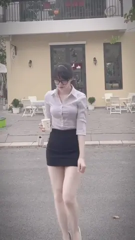 Cô gái thích mặc đồ công sở🤭#khanh_linh2k3 #matmotmi #xuhuong #viral #outfit 