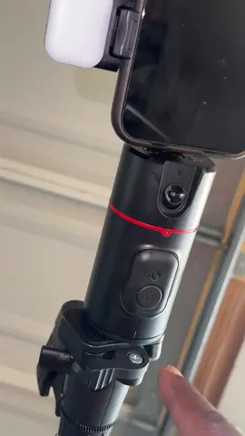 Face tracking tripod🥴 #tiktokshopbacktoschool #facetrackingtripod #contentcreators #phonetripod 