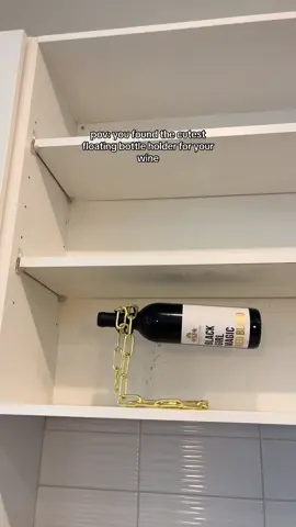 Is the cutest wine bottle holder!!! Im in loveeeeee 🖤😍 so cutesy!! Link in my bioooo to shop . #fyp #wine #bottleholder #homedecor #kitchenfinds 