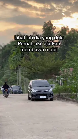 Bukan nya sombong cuma kadang kacang lupa kulit  #fyp #xyzbca #jambipride #deivermudapunyacerita #avanzaveloz #drivermuda #avanzahitam #travelvlog #menyalaabangkuh🔥 #kawanbaik 