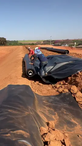 🌱 O Agro em Ação! 🌱 Neste vídeo, acompanhamos de perto a finalização de um reservatório de lagoa, uma estrutura fundamental para o manejo eficiente da água no campo. A utilização de geomembranas de alta qualidade na impermeabilização do reservatório é o que garante a durabilidade e a segurança da obra, protegendo contra vazamentos e preservando o recurso mais valioso do agro: a água. As geomembranas não apenas evitam desperdícios, mas também asseguram que o agro continue a prosperar de maneira sustentável, contribuindo para a produtividade e o desenvolvimento do setor. Este é o tipo de tecnologia que faz a diferença na vida de quem trabalha no campo, trazendo segurança e eficiência para o dia a dia.  🌱 O Agro em Ação! 🌱 Neste vídeo, acompanhamos de perto a finalização de um reservatório de lagoa, uma estrutura fundamental para o manejo eficiente da água no campo. A utilização de geomembranas de alta qualidade na impermeabilização do reservatório é o que garante a durabilidade e a segurança da obra, protegendo contra vazamentos e preservando o recurso mais valioso do agro: a água. #AgroÉVida #ReservatórioDeLagoa #Impermeabilização #GeomembranasPEAD #TecnologiaNoCampo #SustentabilidadeNoAgro #ProdutividadeRural #AgroBrasil #IrrigaçãoEficiente #GestãoDeÁgua #DesenvolvimentoSustentável #AgroNegócio #CampoForte #AgriculturaModerna #PEAD #Tecnologia #fyp 