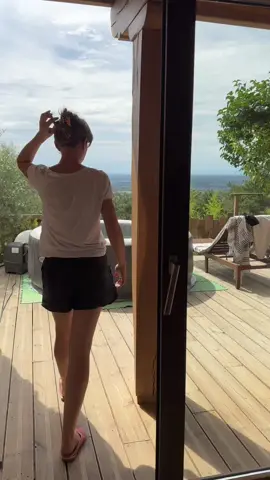 Un p’tit week-end tranquille au chalet. Célia vous a posté la deuxième partie de ces préparatifs 🧳🇨🇦 sur son compte @celia  Bon week-end à vous tous 😘. @Léanne @cedric.familledunand  #weekend #WeekendVibes #famille #famillenombreuse #canada #routine #vlogtiktok 