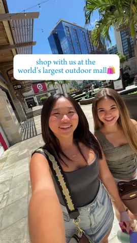 shop with us at the worlds largest outdoor mall🛍️🌎💓 #shopwithus #shoppingvlog #hugemall #hawaiivlog #livinginhawaii #ShoppingSpree 
