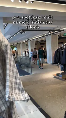 zostałem przyłapany podczas swojej zmianie w… salonie 🤠 jak myślisz po nagraniu - dobrze wypadłem pierwszego dnia? ❤️