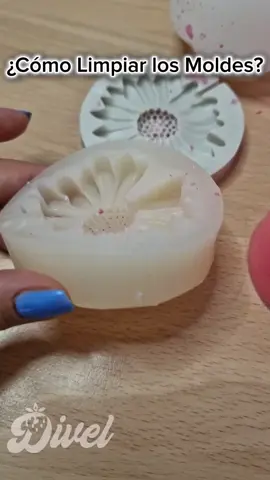 Tips que me han ayudado a la hora de Limpiar los moldes ✨️👌 ¿Sabías esta forma de lavarlos? 🫧 #velasaromaticas #velas #velasartesanales #velasdesoja #velasdecorativas #velaspersonalizadas #silicona #tenerife 