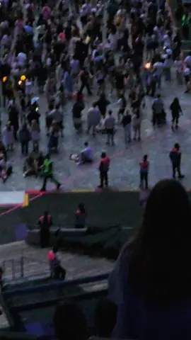 cute crowd moment from wembly n4 #taylorswift #wembley #willow #erastour 