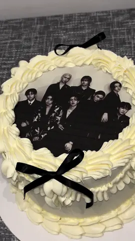 #straykids #fyp #cake #18thbirthday @Stray Kids 