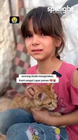 Anak Palestine memeluk kucing nya mengatakan kami sangat lapar ,aku harap aku bisa makan Ayam 💔😭 #save_gaza 