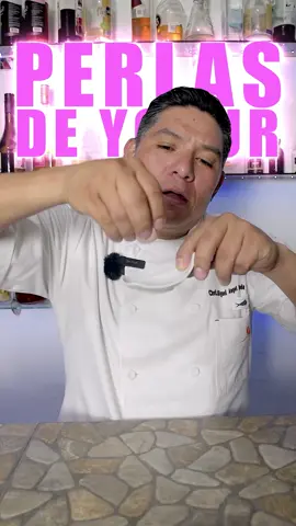 Te enseño a crear delicadas perlas de yogur utilizando la técnica de esferificación inversa. Estas pequeñas joyas son perfectas para añadir un toque elegante y sorprendente a tus postres o platos gourmet. Mira cómo se forma cada esfera, manteniendo un interior cremoso y un exterior suave. ¡Una explosión de sabor en cada bocado! #cocina #yogurth #recetas #esferificaciones #chef #chefcepeda #cocinamolecular #aprende #viral #trend #foryou 