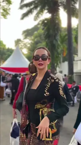Aura Kasih undangan di Istana #aurakasih #dirgahayuindonesia #istanamerdeka #aurakasihdiistananegara #berkebaya #kebaya #vickyshu #ikn #ibukotanusantara #republikindonesia #paskibra #budayaindonesia #budayasunda #indonesia 