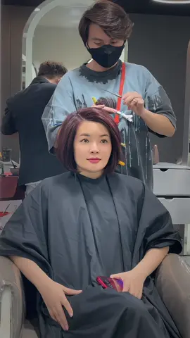 Tóc chị it quá cắt ngắn được hk điệp,miễn là chị thích mọi thứ để điệp lo,mẫu cắt bob layer siêu hách phồng tóc .giúp mái tóc bồng hơn ,trẻ trung và sang trọng hơn