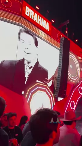 Gustavo Tubarão filma trecho de homenagem ao Silvio Santos que fizeram em Barretos #barretos #silviosantos #gustavotubarao
